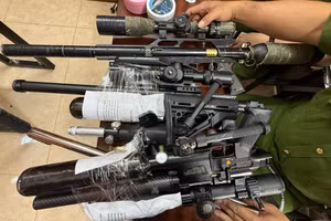 Súng quân dụng do nhóm của Đức chế tạo, bán kiếm lời. (Ảnh: SĐ)