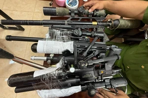 Súng quân dụng do nhóm của Đức chế tạo, bán kiếm lời. (Ảnh: SĐ)