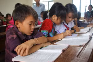 Học sinh vùng khó Đắk Lắk trong một tiết học. (Ảnh tư liệu)