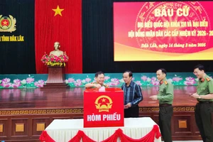 Cử tri thuộc lực lượng Công an tỉnh Đắk Lắk thực hiện quyền, nghĩa vụ công dân tại điểm bầu cử số 43. (Ảnh: TT)