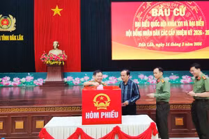 Cử tri thuộc lực lượng Công an tỉnh Đắk Lắk thực hiện quyền, nghĩa vụ công dân tại điểm bầu cử số 43. (Ảnh: TT)