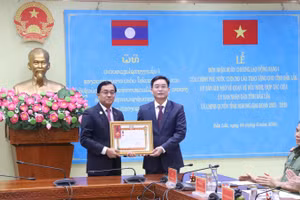 Ông Leklai Sivilay trao tặng Huân chương Lao động hạng I của Chính phủ Lào cho ông Nguyễn Đình Trung. (Ảnh: CL)