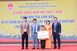 Ban Giám hiệu trao học bổng toàn phần cho tân sinh viên Nguyễn Văn Thiện.