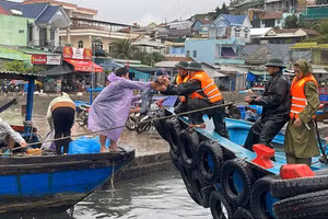 Cháu Nguyễn Quốc Học (SN 2022) được các chiến sĩ Bộ đội biên phòng dùng ca nô cao tốc đưa vào bờ cấp cứu. (Ảnh: BP)
