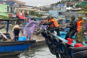 Cháu Nguyễn Quốc Học (SN 2022) được các chiến sĩ Bộ đội biên phòng dùng ca nô cao tốc đưa vào bờ cấp cứu. (Ảnh: BP)