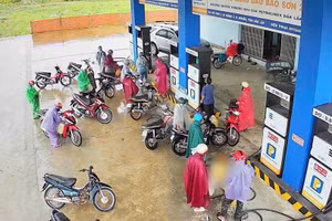 Người dân đến mua xăng dầu tại cửa hàng xăng dầu Bảo Sơn II, xã Krông Á, Đắk Lắk.