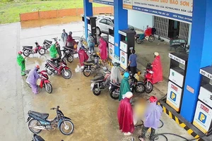 Người dân đến mua xăng dầu tại cửa hàng xăng dầu Bảo Sơn II, xã Krông Á, Đắk Lắk.