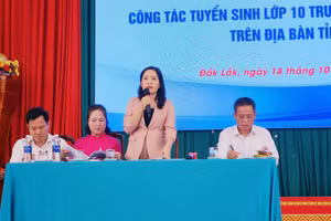 Ban Giám đốc Sở GD&ĐT Đắk Lắk chủ trì Hội nghị công tác tuyển sinh lớp 10 THPT. (Ảnh: Thành Tâm)