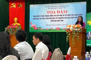 TS Lê Thị Thảo - Trưởng phòng Giáo dục phổ thông, Sở GD&ĐT Đắk Lắk báo cáo đề dẫn. (ĐT)