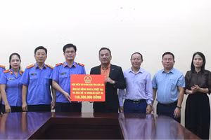 Ông Y Giang Ry Niê Knơng, Chủ tịch Ủy ban MTTQ Việt Nam tỉnh tiếp nhận tiền ủng hộ của cán bộ, công chức, viên chức và người lao động Viện Kiểm sát tỉnh.