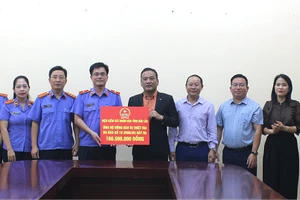 Ông Y Giang Ry Niê Knơng, Chủ tịch Ủy ban MTTQ Việt Nam tỉnh tiếp nhận tiền ủng hộ của cán bộ, công chức, viên chức và người lao động Viện Kiểm sát tỉnh.