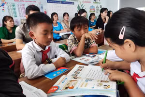 Học sinh Trường Tiểu học Ea Bar, xã Cư Pui trong 1 tiết học. (Ảnh: TT)