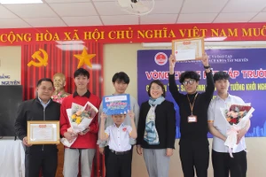 Ban tổ chức vinh danh các dự án khởi nghiệp có tính thực tiễn cao tại Chung kết Startup Kite 2025.