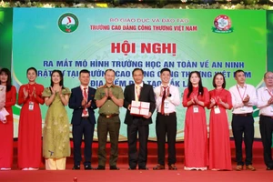 Đại diện Công an tỉnh Đắk Lắk chúc mừng mô hình "Trường học an toàn về an ninh trật tự". (Ảnh: TT)