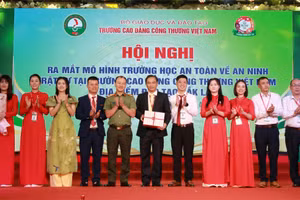 Đại diện Công an tỉnh Đắk Lắk chúc mừng mô hình "Trường học an toàn về an ninh trật tự". (Ảnh: TT)