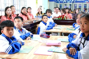 Học sinh, giáo viên thuộc Cụm chuyên môn số 13, Sở GD&ĐT Đắk Lắk tham dự 1 tiết học tại Trường Tiểu học Nơ Trang Lơng.