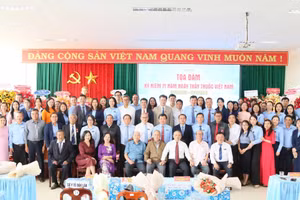 Ngành Y tế Đắk Lắk gặp mặt, tri ân các thế hệ y, bác sĩ, nhân viên có nhiều đóng góp vì sức khỏe cộng đồng. (Ảnh: TT).