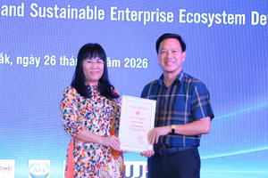 Bà Hồ Thị Nguyên Thảo, Phó Chủ tịch Thường trực UBND tỉnh trao giải Nhất cho Sở GD&ĐT Đắk Lắk. (Ảnh: TH)