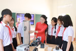 Niềm vui của cô trò Trường THCS Nguyễn Du, phường Buôn Hồ (Đắk Lắk) trước ngày khai giảng năm học mới. (Ảnh: Thành Tâm)