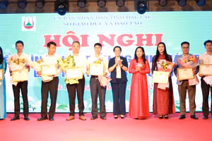 Phó Bí thư Tỉnh ủy Huỳnh Thị Chiến Hòa cùng Giám đốc Sở GD&ĐT Lê Thị Thanh Xuân khen thưởng cho các tập thể điển hình tiên tiến. (Ảnh: Thành Tâm)