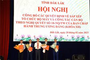 Bí thư Tỉnh ủy Đắk Lắk Nguyễn Đình Trung trao Quyết định bổ nhiệm lãnh đạo Ban Tuyên giáo và Dân vận. (Ảnh: NL)
