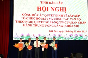 Bí thư Tỉnh ủy Đắk Lắk Nguyễn Đình Trung trao Quyết định bổ nhiệm lãnh đạo Ban Tuyên giáo và Dân vận. (Ảnh: NL)