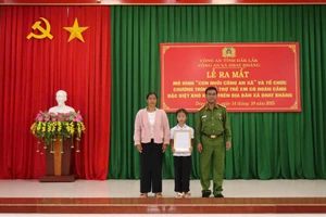 Công an xã Dray Bhăng (Đắk Lắk) trao quyết định nhận đỡ đầu cháu H’ Yisol Ktul.