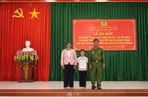 Công an xã Dray Bhăng (Đắk Lắk) trao quyết định nhận đỡ đầu cháu H’ Yisol Ktul.