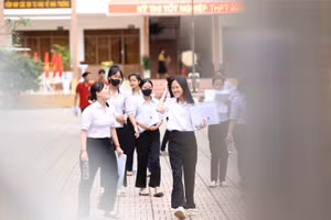 Thí sinh tại điểm thi Trường THPT Lê Quý Đôn rạng rỡ sau khi hoàn thành Kỳ thi tốt nghiệp THPT năm 2025. (Ảnh: TT)