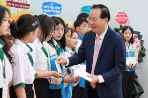 Bí thư Tỉnh ủy Đắk Nông ông Ngô Thanh Danh tặng học bổng cho học sinh dịp khai giảng năm học 2024-2025. (Ảnh: Thành Tâm)