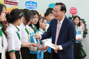 Bí thư Tỉnh ủy Đắk Nông ông Ngô Thanh Danh tặng học bổng cho học sinh dịp khai giảng năm học 2024-2025. (Ảnh: Thành Tâm)