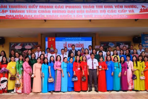 Tập thể cán bộ, giáo viên, nhân viên Trường THPT Phan Chu Trinh - Cư Jút, tỉnh Lâm Đồng.