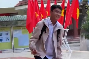 Em Đoàn Anh Đức sung sướng khi biết mình đậu vào trường THPT mơ ước từ lâu. (Ảnh cắt từ clip)