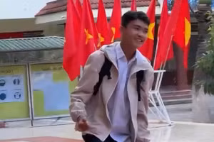 Em Đoàn Anh Đức sung sướng khi biết mình đậu vào trường THPT mơ ước từ lâu. (Ảnh cắt từ clip)