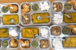 Những khay thức ăn trưa của học sinh 1 trường tiểu học tại phường Buôn Ma Thuột, Đắk Lắk. (Ảnh: CTV)