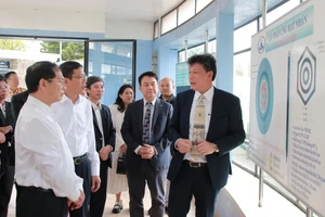 TS Cao Đông Vũ giới thiệu với Phó Thủ tướng và đoàn công tác về quy trình vận hành của lò phản ứng hạt nhân Đà Lạt. (Ảnh: Thành Tâm)
