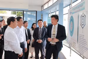 TS Cao Đông Vũ giới thiệu với Phó Thủ tướng và đoàn công tác về quy trình vận hành của lò phản ứng hạt nhân Đà Lạt. (Ảnh: Thành Tâm)