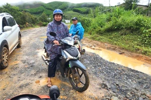 Ông Dương Xuân Vỹ - Phó Hiệu trưởng phụ trách Trường THPT Trần Hưng Đạo, xã Yang Mao, Đắk Lắk trên đường đi cứu trợ.