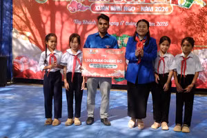 Trao 1.500 khăn quàng đỏ là quà tặng của Thủ tướng Chính phủ dành cho học sinh vùng cao xã Tây Khánh Sơn.