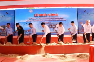Lãnh đạo Trung ương, tỉnh Đắk Lắk thực hiện nghi lễ khởi công công trình nhà tránh lũ tại thôn Phú Hữu, xã Hòa Thịnh. (Ảnh: TT)