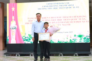 Phó Chủ tịch UBND tỉnh Đắk Lắk Đào Mỹ trao Bằng khen cho em Thạch Chí Khang. (Ảnh: Thành Tâm)