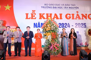 Lãnh đạo tỉnh Đắk Lắk chúc mừng Trường Đại học Tây Nguyên. (Ảnh: TT)