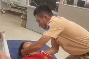 CSGT Lâm Đồng kịp thời hỗ trợ bé trai đi cấp cứu bằng xe đặc chủng.