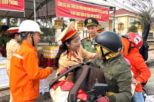 Lực lượng Công an Đắk Nông hỗ trợ người dân về quê đón Tết. (Ảnh: TT)