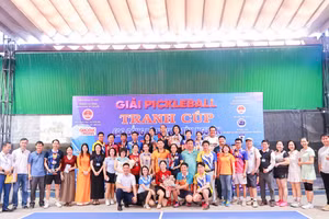 Ban tổ chức và các vận động viên tại lễ trao giải.