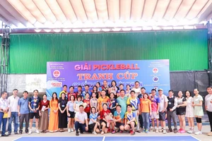 Ban tổ chức và các vận động viên tại lễ trao giải.