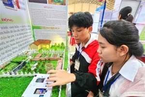 Học sinh Trường THPT Lý Tự Trọng, xã Phú Xuân tham gia Cuộc thi NCKHKT năm học 2025-2026. (Ảnh: Thành Tâm)