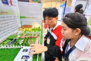 Học sinh Trường THPT Lý Tự Trọng, xã Phú Xuân tham gia Cuộc thi NCKHKT năm học 2025-2026. (Ảnh: Thành Tâm)