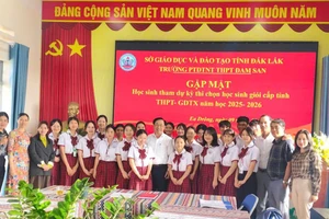 Ban Giám hiệu Trường PTDT nội trú THPT Đam San động viên thí sinh trước ngày tham dự Kỳ thi. (Ảnh: TT)