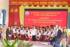 Ban Giám hiệu Trường PTDT nội trú THPT Đam San động viên thí sinh trước ngày tham dự Kỳ thi. (Ảnh: TT)